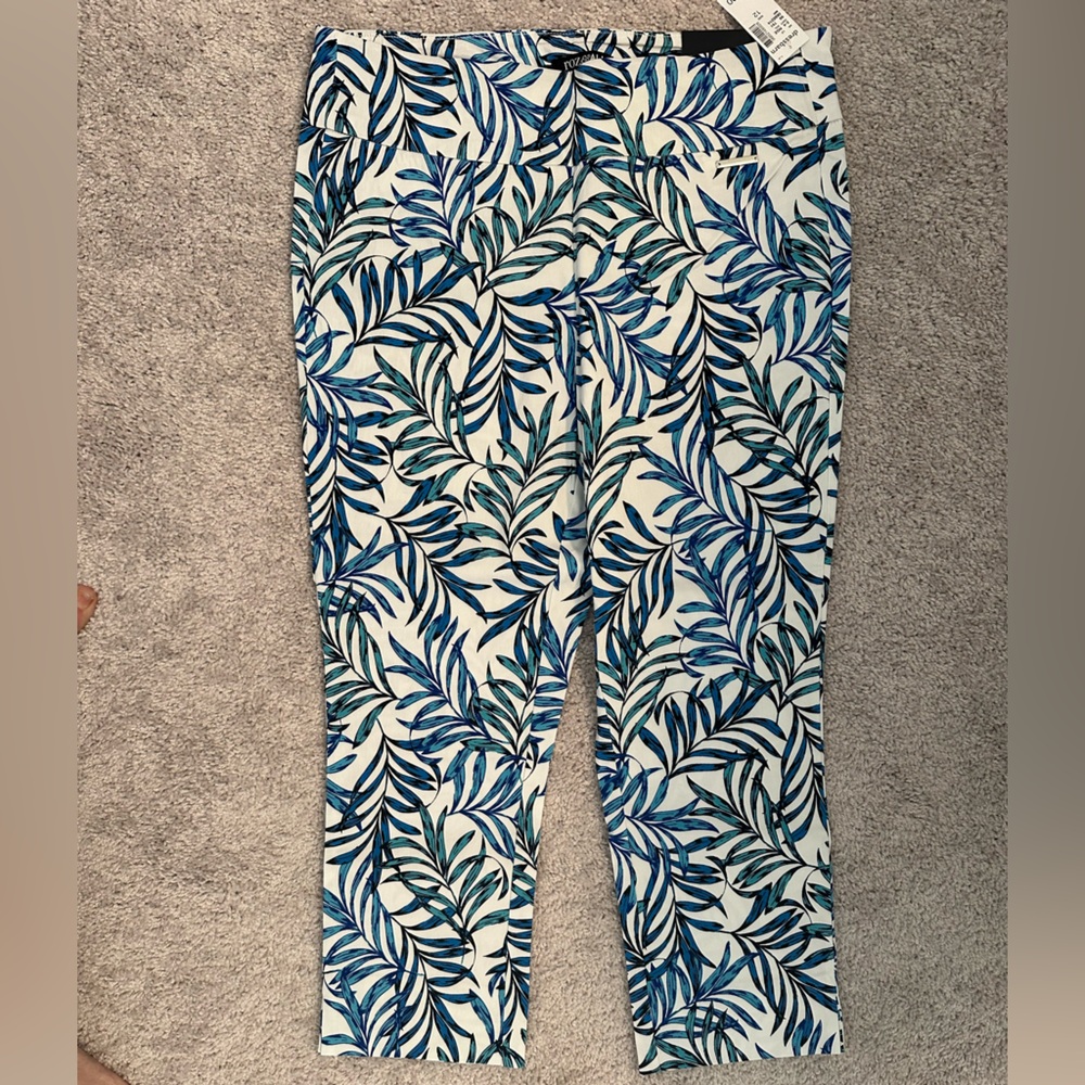 BNWT ROZ & ALI CROPPED PRINT PANTS COMFY AND CUTE PERFECT FOR CRUISES OR VACAY